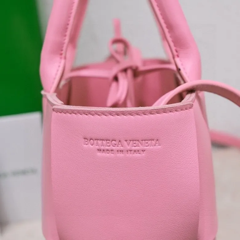 Batch 1500 🔥🔥🔥BV mini tote bag🟡🟡🟡Arco tote finally has a mini version this season. I love this size💯I have always been fond of tote bags because it has no complicated design, is simple and neat, and is easy to match with daily clothes🍒🍒Key point key point! It comes with a detachable shoulder strap, suitable for commuting and casual wear for any occasion👏👏Model number: 9894#, size: 25x16x8cm